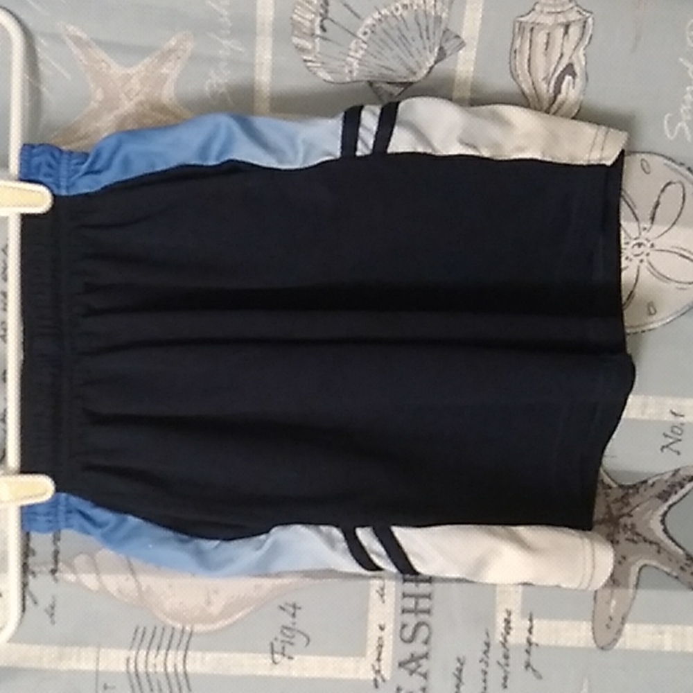 Boys Real Essentials shorts size M (8/10)
